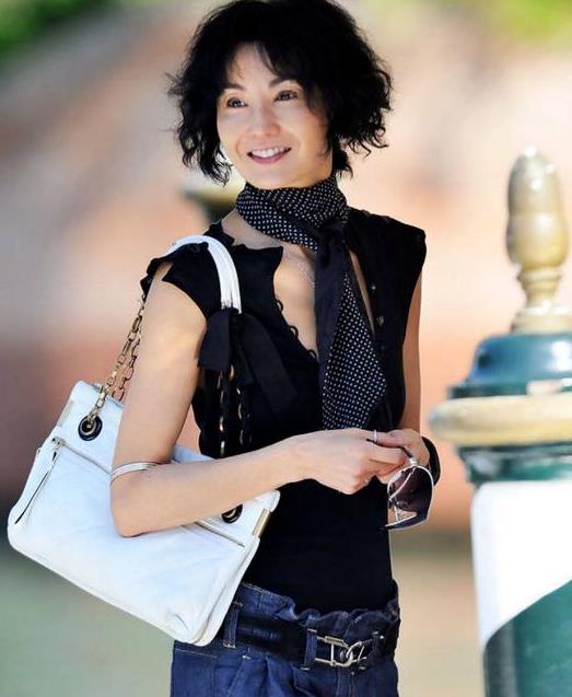 又一次被张曼玉惊艳!穿背心配丝巾超有品味,纸片人身材太高级!