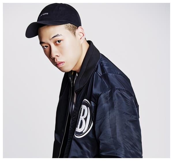 韩国饶舌歌手bewhy,近日宣布,将于交往了8年的圈外