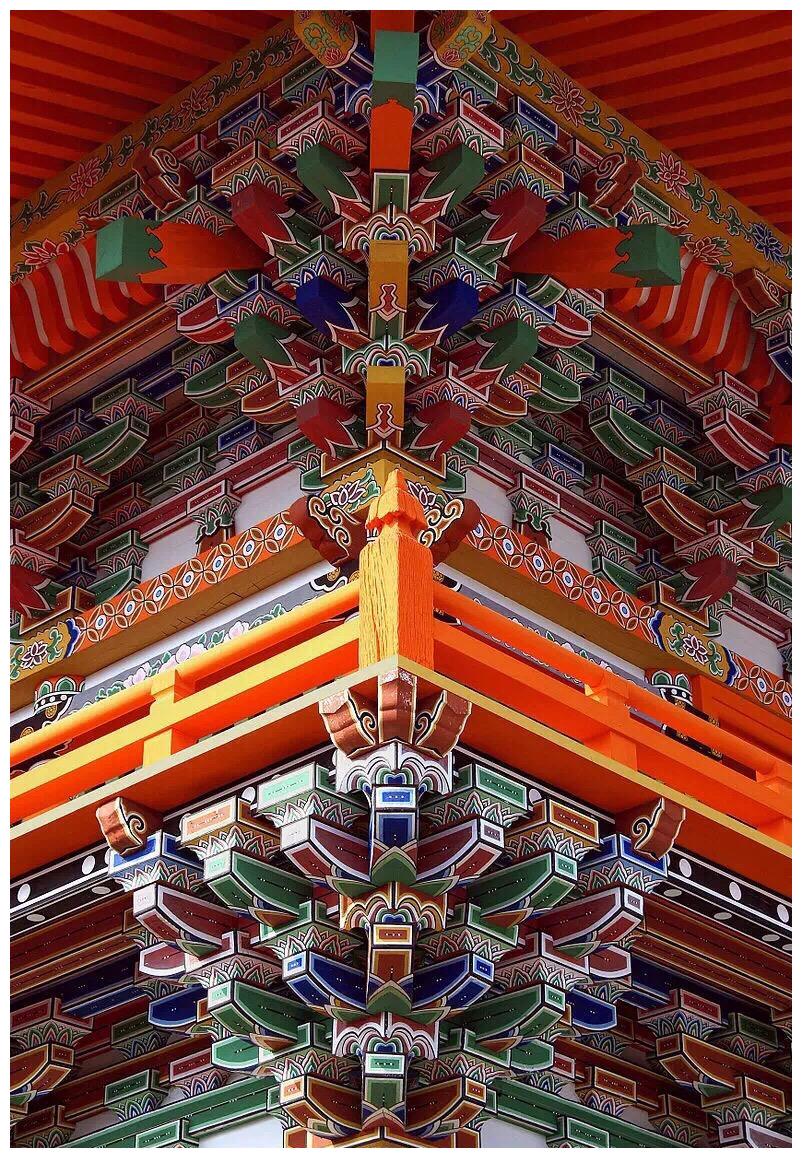 与常规的建筑不同的是,故宫的建筑方式是"斗拱结构"