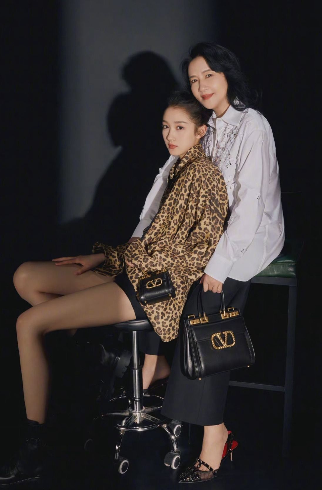 明星父母颜值有多高？胡歌爸爸绅士儒雅，赵露思爸爸酷似<a href=