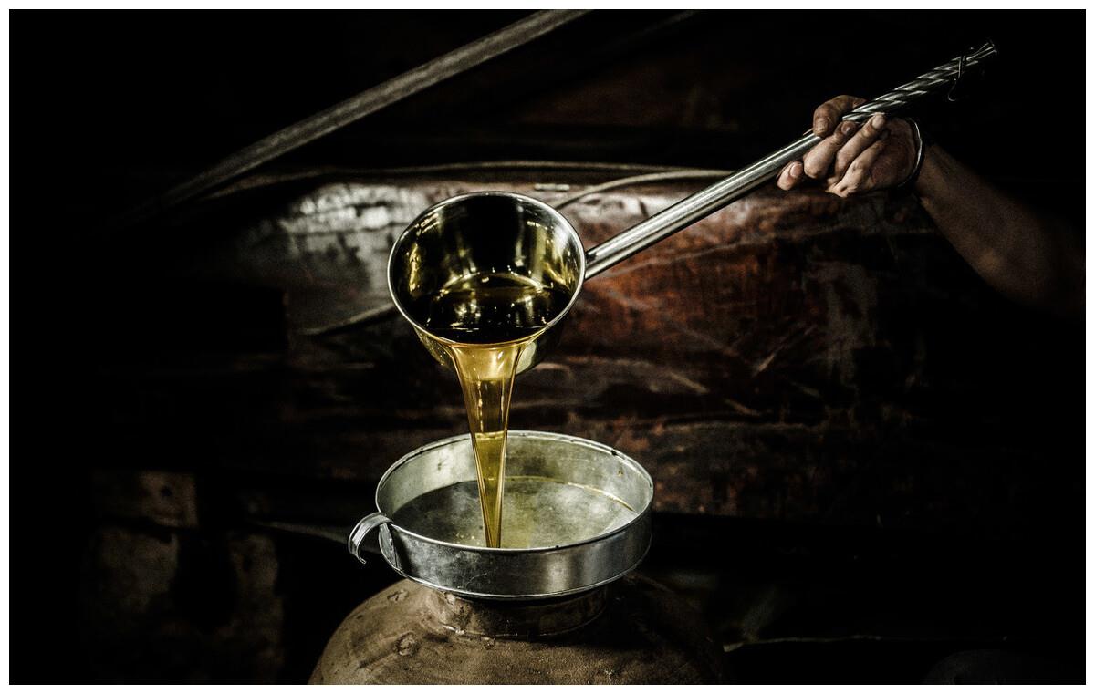 油以鲜为主大叔发明全能榨油机现榨现吃1天能榨800斤