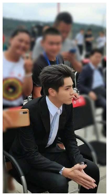 鞠婧祎乘电梯赶路人吴亦凡保安推人葛优犀利评论引众人称赞