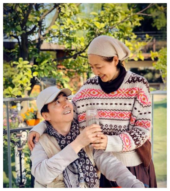 为爷爷奶奶,他们的小孙子兜兜十分可爱,一家五口拍摄全家福氛围超级好