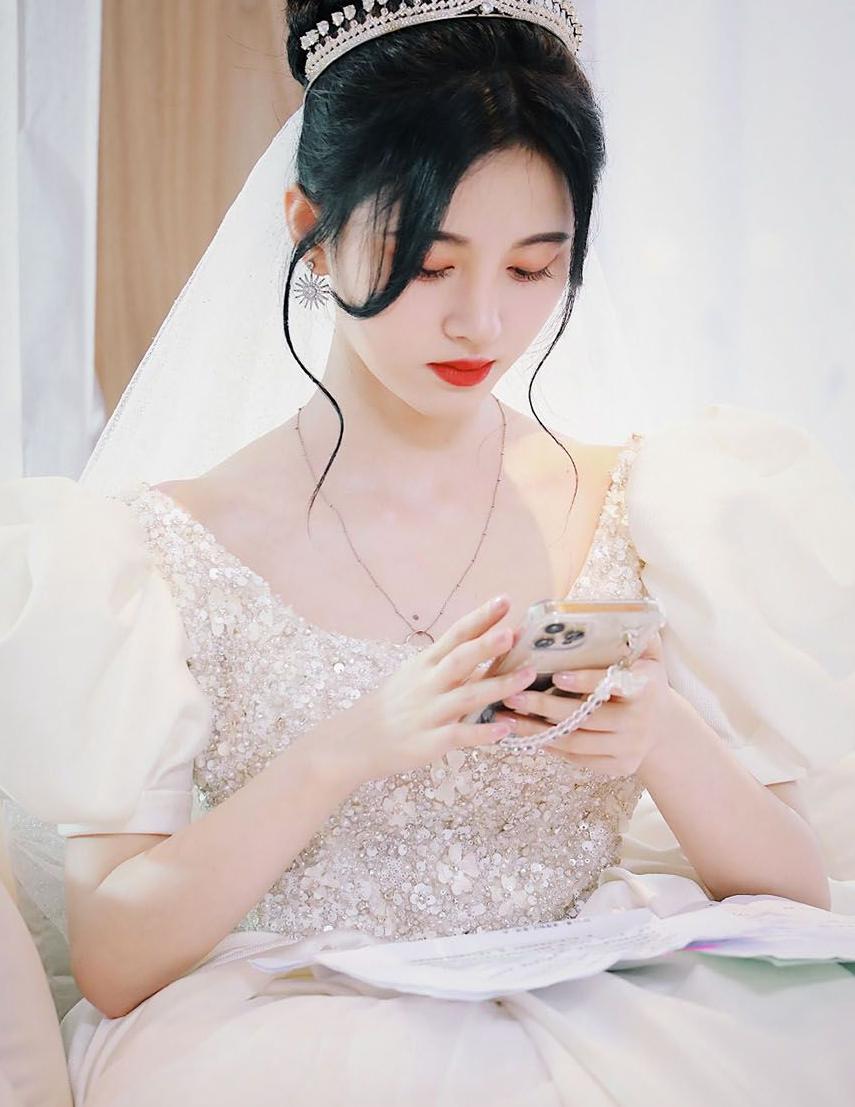 鞠婧祎婚纱照侧脸图片
