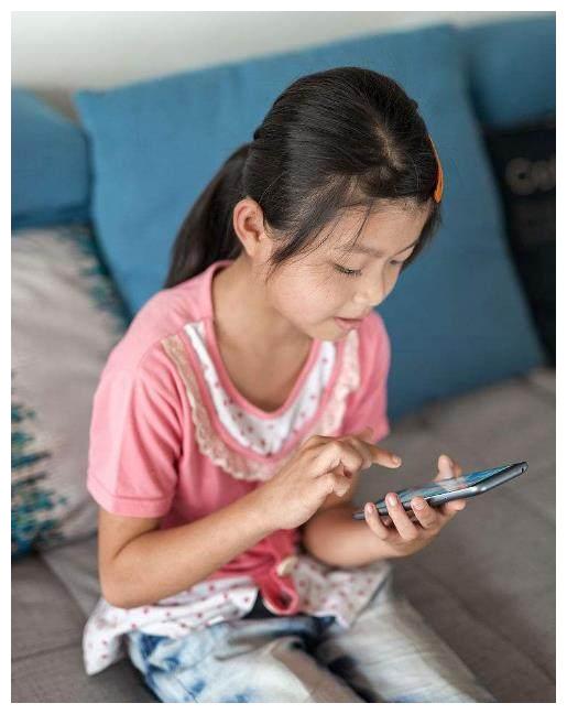 孩子玩手机的危害有哪些?看完这些你就明白了
