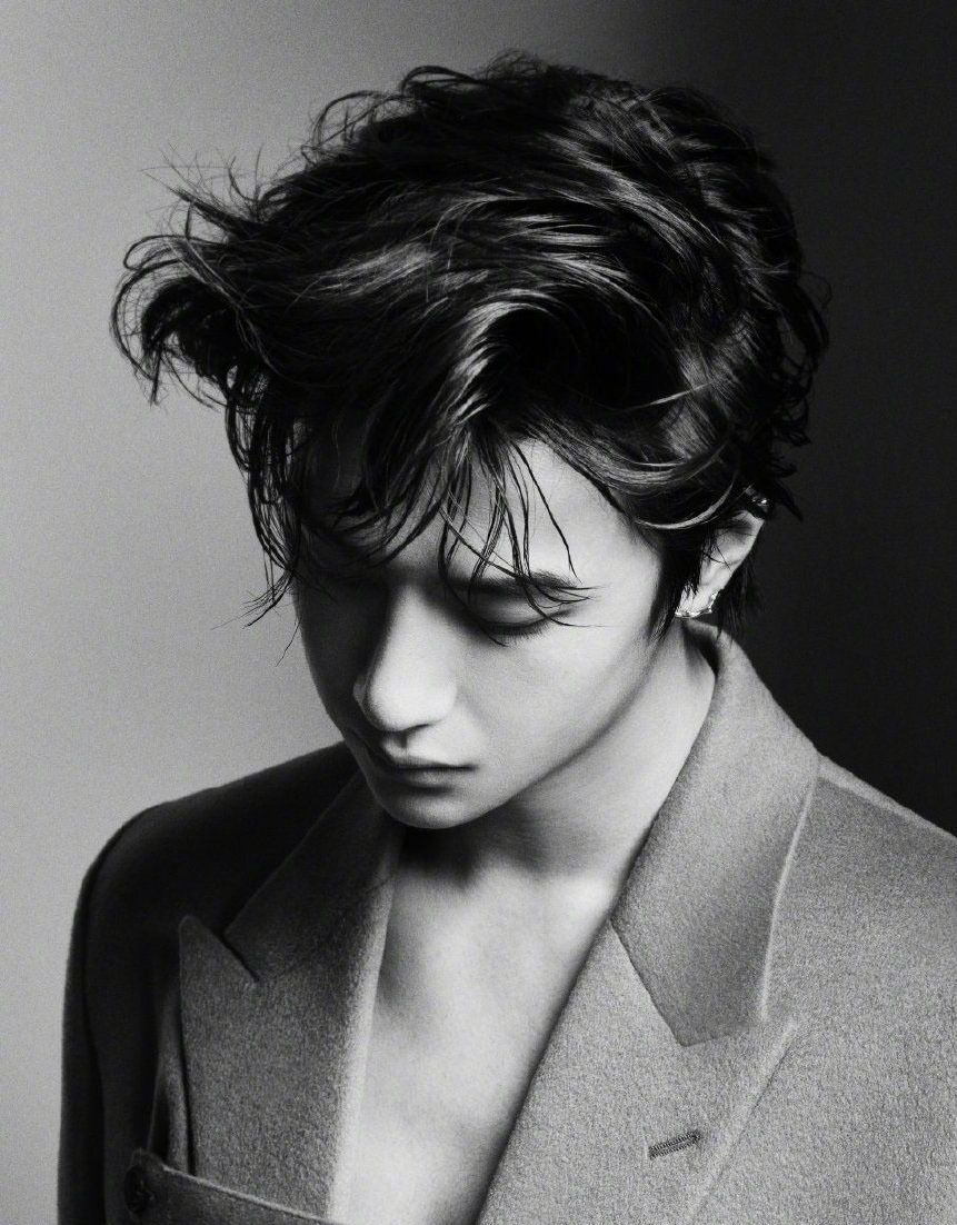 王一博冷酷帅气写真图片,西装面纱背头造型,精致奢华又高贵