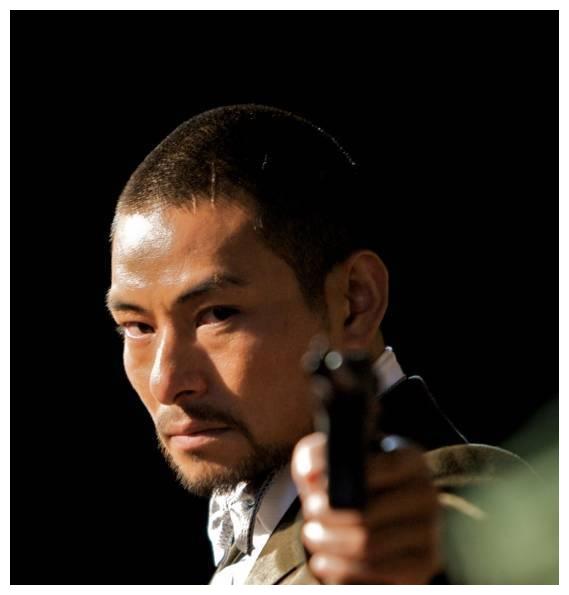 2014年徐克导演的《智取威虎山》里,杜奕衡靠演自己,得到了梁家辉
