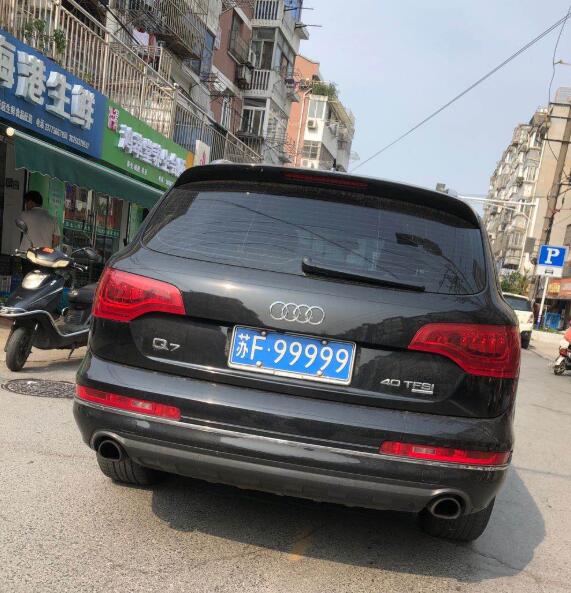 南通海港新村实拍"苏f99999"奥迪q7,气场秒杀周围所有车!