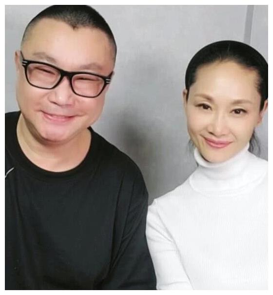 她四登春晚收大衣哥为徒二婚嫁网恋今与两度入狱搭档同框