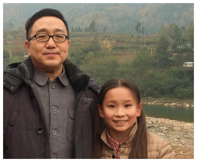 国家一级演员,58岁句号妻子近照曝光,比他小11岁太有夫妻相__财经头条