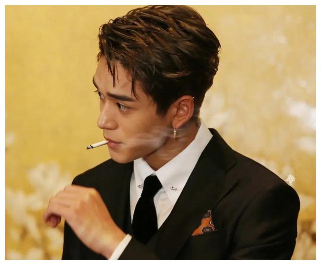 nct黄旭熙直播大翻车!镜头露出烟盒后,被指偶像失格