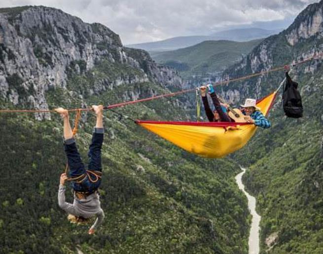意大利的"悬崖吊床",人们吃喝都在空中,翻身就是万丈深渊