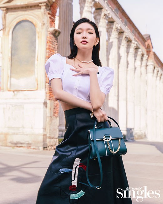 韩国女艺人金请夏意大利米兰街头拍摄时装写真