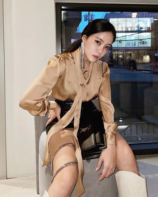 韩国女歌手孝敏发布近照 流苏耳环妩媚抢镜|近照|女歌手|韩国_新浪新