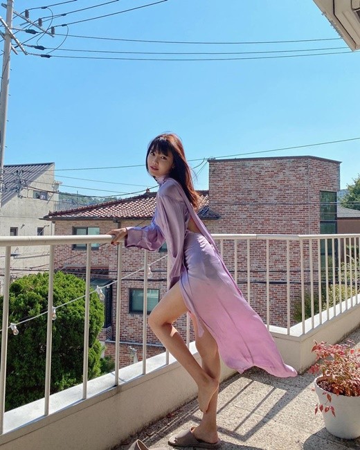 少女时代成员崔秀英sns发照秀修长美腿