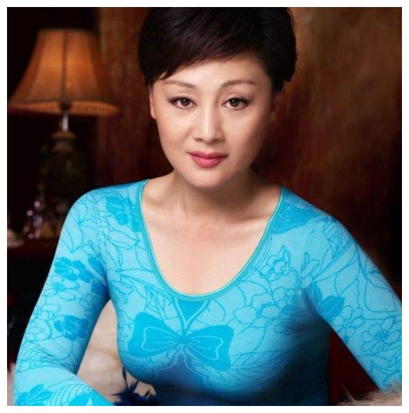 57岁王姬全家照老公帅女儿比她还漂亮26岁儿子智商仅4岁