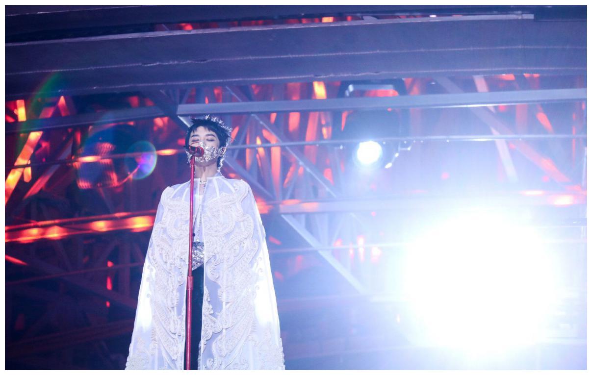 华晨宇酒吧吸烟引争议他的歌手之路经历坎坷终于成为舞台王者