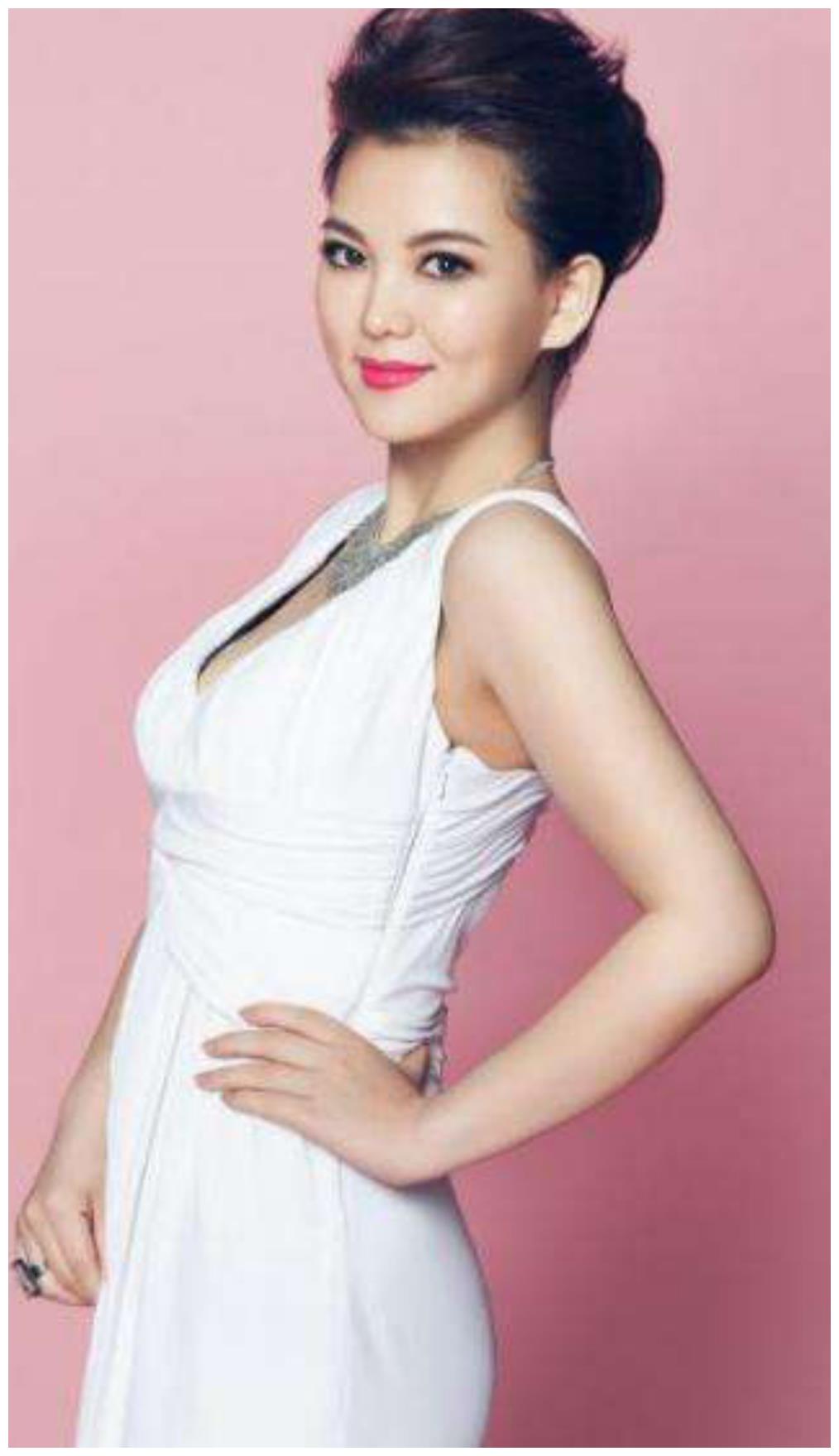 李湘穿黑色波点西装配九分裤露脸机场,网友:身材真"富态"