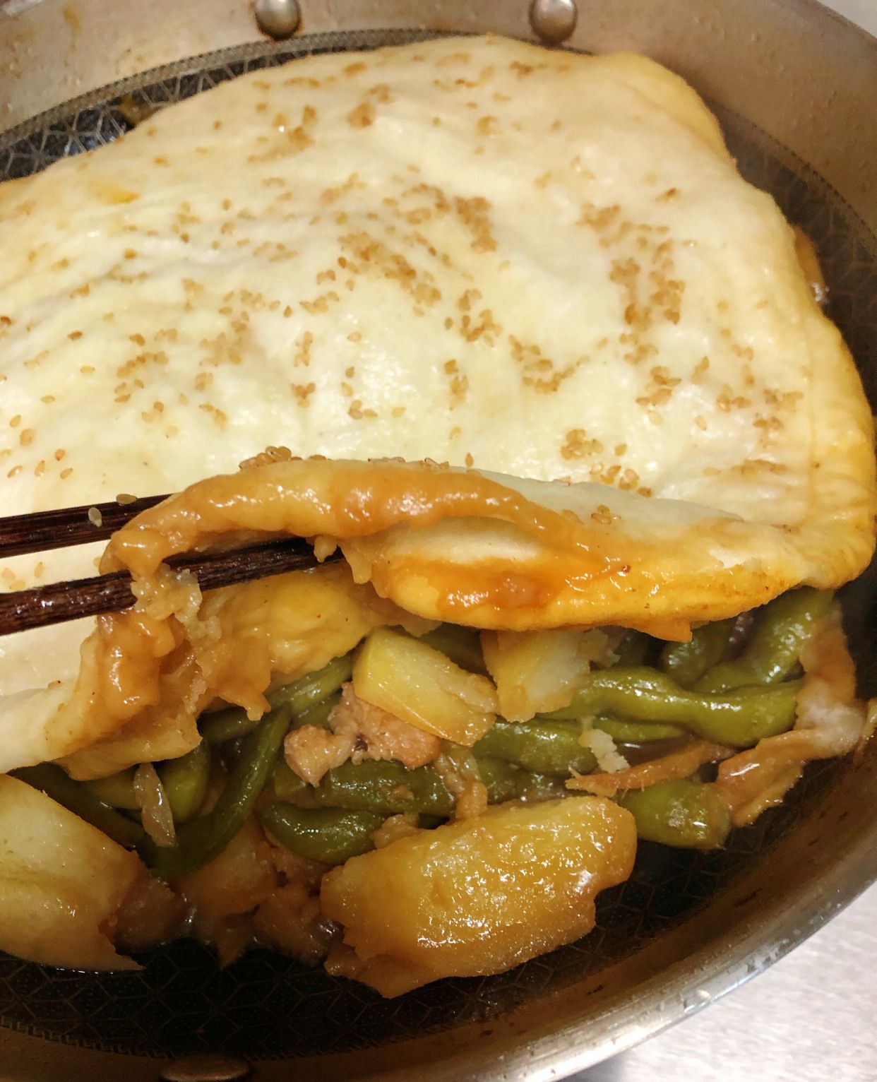 你听说过给豆角盖被吗?东北豆角烀饼这样做太好吃了