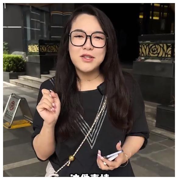 大胃王浪胃仙改变吃播方式,穿露肩女装留长发,员工:那我走?__财经头条