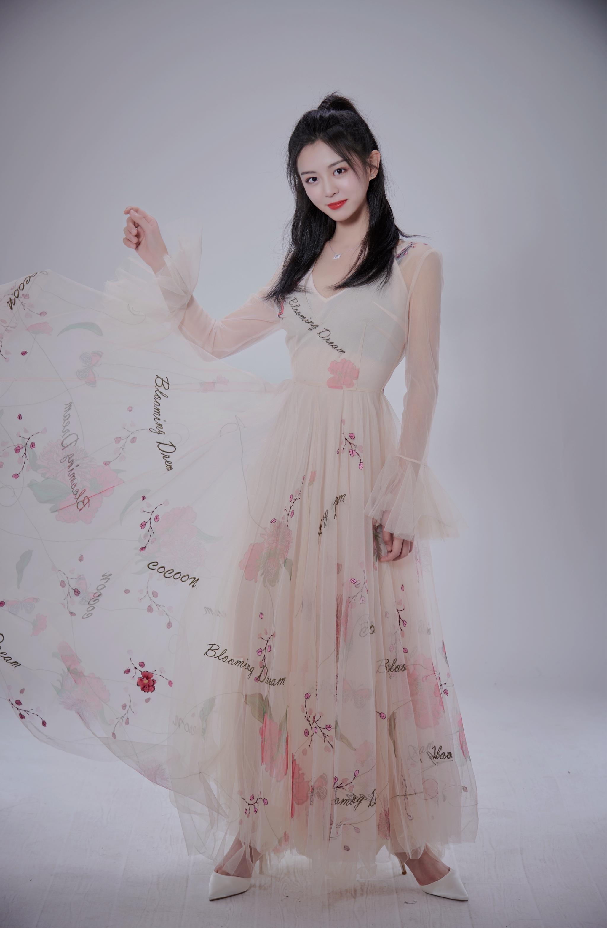 郜思雯出席品牌秋冬时装发布会,粉色长裙尽显在逃公主