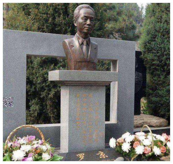 央视主播罗京逝世12年，妻子改嫁富商儿子成人，墓地铜像一尘不染休闲区蓝鸢梦想 - Www.slyday.coM