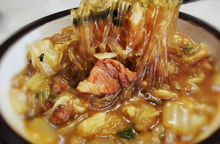 东北名菜白菜粉条炖猪肉粉条劲道猪肉美味鲜美又下饭