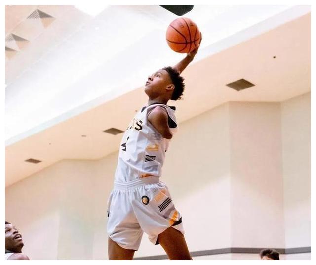 独臂少年太逆天！坚持不懈磨练球技，单手暴扣钉板大帽信手拈来休闲区蓝鸢梦想 - Www.slyday.coM