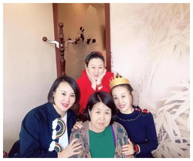 没过多久,赵本山就安排了关小平的女儿关思慧与徒弟宋小宝一起在辽宁