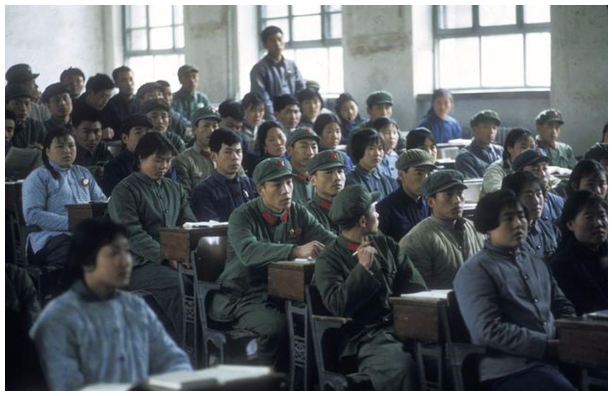 图为当时的北京大学的阶梯教室.