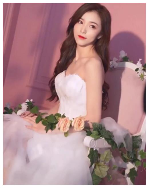 当网红穿上婚纱彭十六清纯艾比娇艳看到刘思瑶忍不住心动