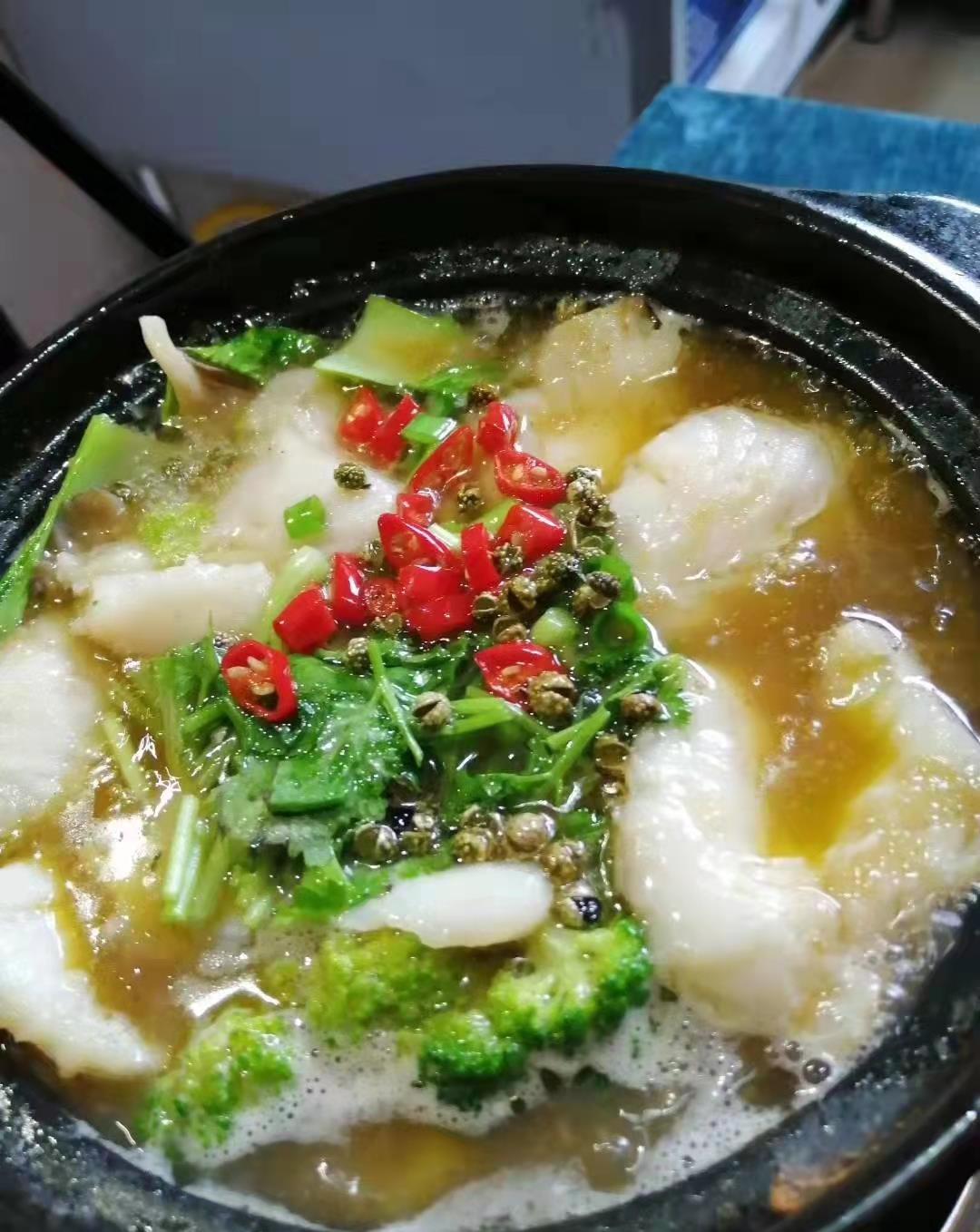 啵啵鱼的制作流程简介:1-巴沙鱼柳切段或切片,将100-200克鱼放入烧热