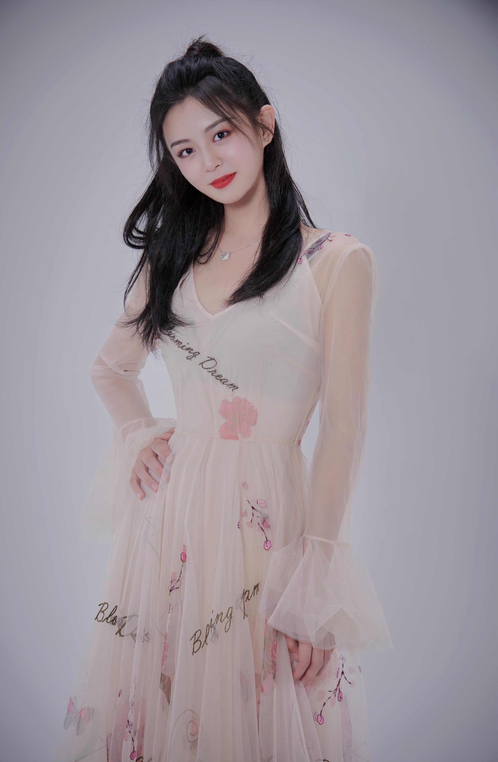 郜思雯出席品牌秋冬时装发布会,粉色长裙尽显在逃公主