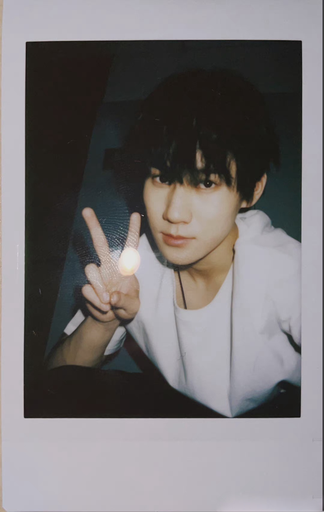 张真源与拍立得适配度不要太高每一张都帅气十足