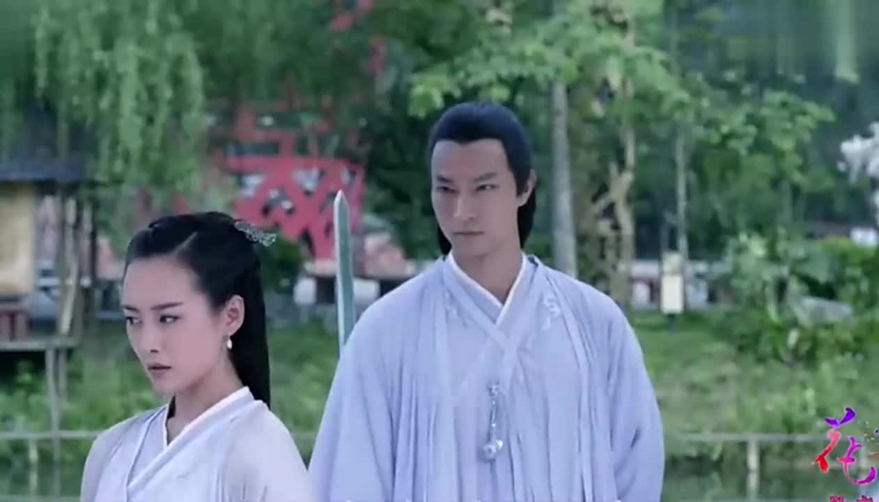 花千骨的实力让霓漫天有了畏惧,但同时她也抓住了千骨的把柄