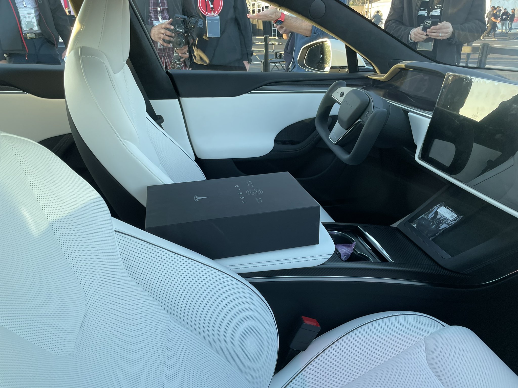 特斯拉modelsplaid开始交付来感受试驾的快乐