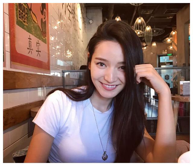 中戏校花代斯,素颜近照曝光,浓妆淡抹下,显得很漂亮,很有气质|代斯