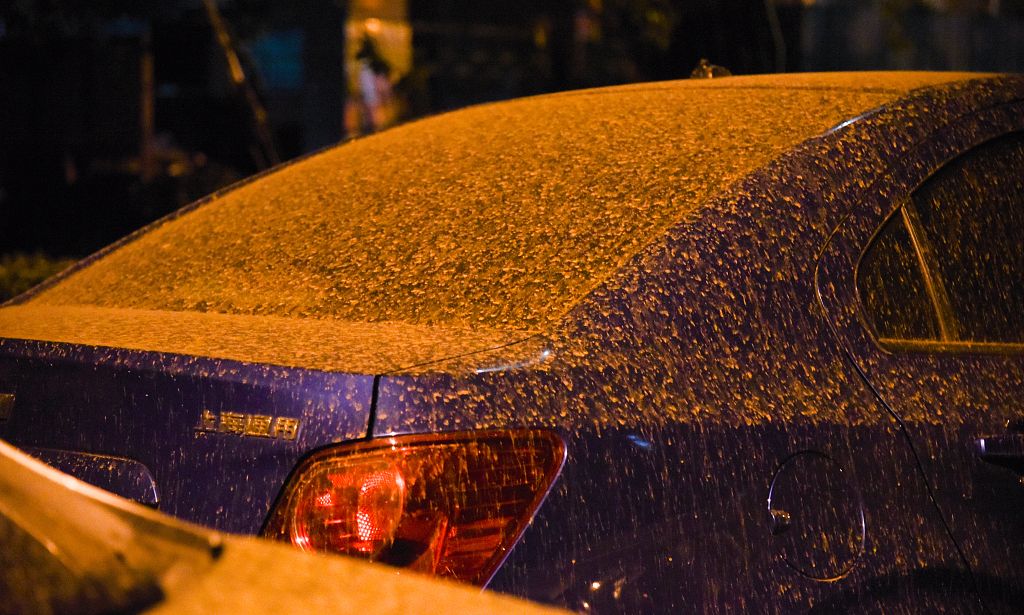 北京遭遇沙尘雨 汽车变"泥车"