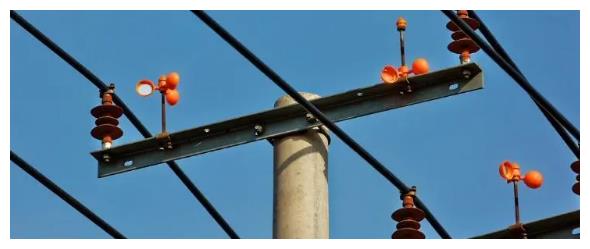 错了许多年,电线杆上橘黄色的"小风车"另有用途,你还不知道吗