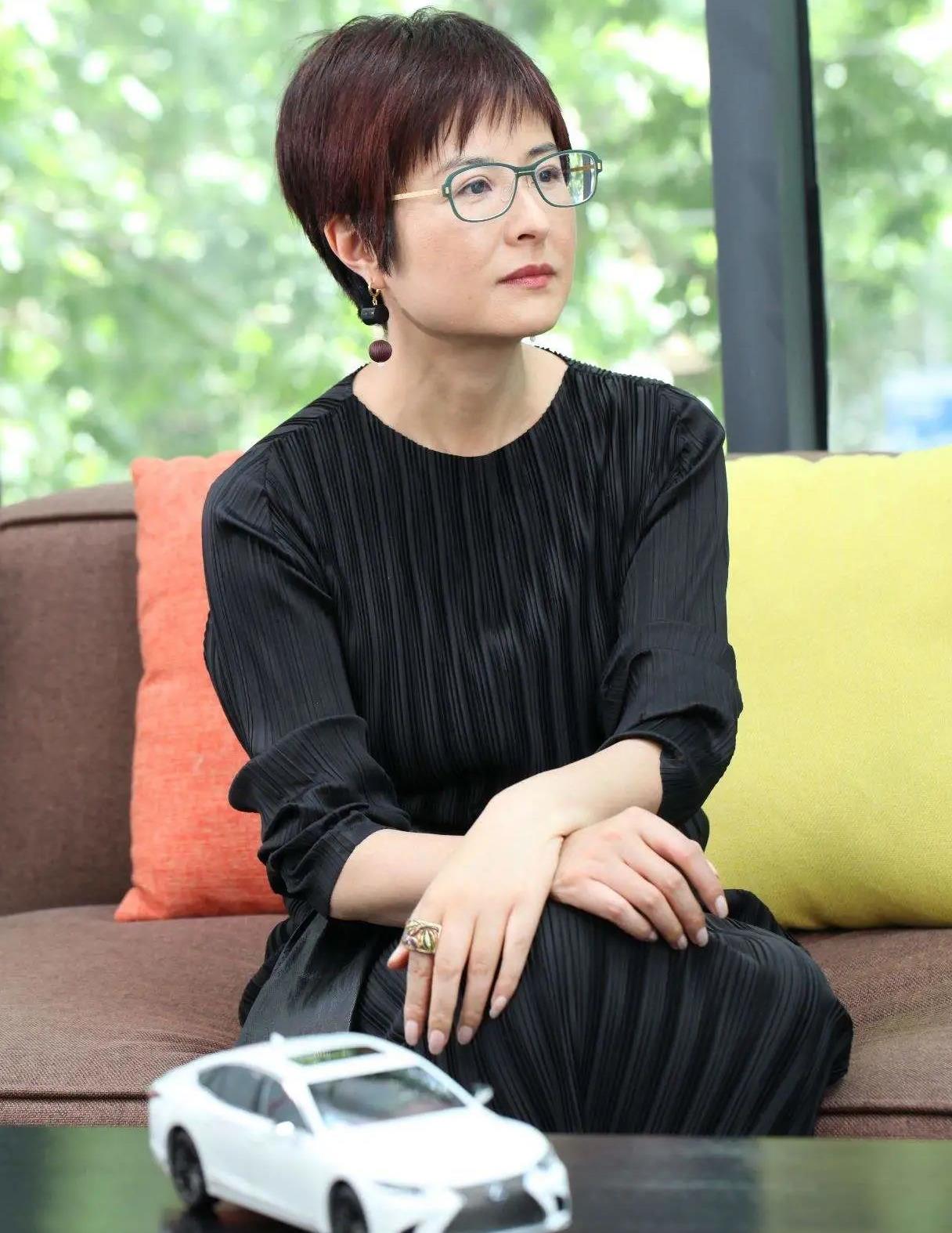 47岁张泉灵老了穿紫色连衣裙面部发福明显好在韵味犹存