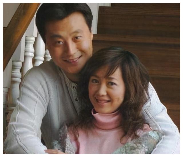 任程伟和"妻子"罕同框,线上跳舞精神好,与发妻蜗居小黑屋7年