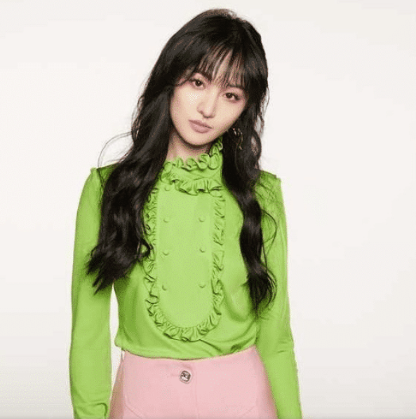 郑爽终于不自卑?胖10斤后穿公主裙,脸看起来都变自然了