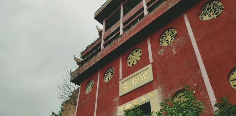 真武山香火真旺:人们怀揣美好愿望,敬一柱香,许下新年新希望!