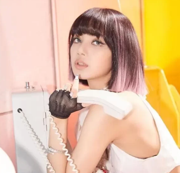 粉墨lisa争议声中晒照,绑带露脐上衣秀细腰白裙配绿发独自美丽