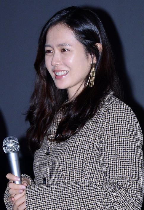 孙艺珍衣品开挂!显老的格子西装穿出高级感,白嫩的皮肤让人羡慕