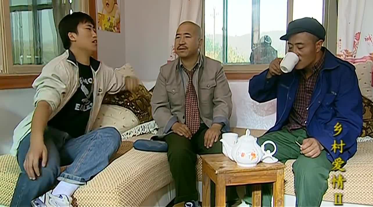 赵四一顿饭吃完鸡还打个饱嗝,刘能在一旁苦着个脸,鸡抓错了