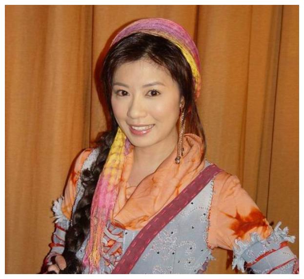 "赵敏"贾静雯:19岁辍学替父还债,赔前夫2600万,嫁小9岁男友