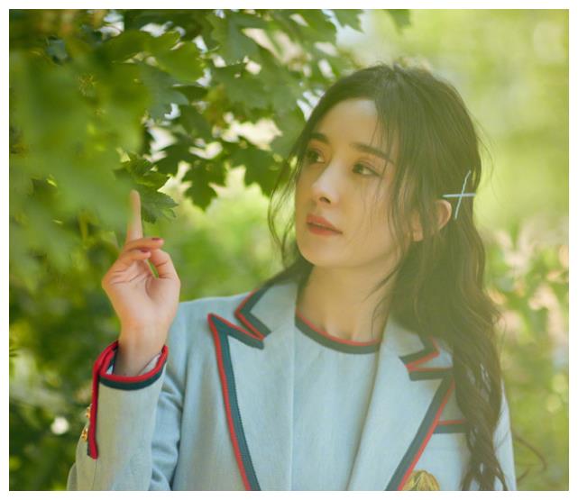 杨幂可算对"jk裙"下手!