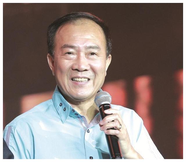 2004年,戴志诚出轨离婚后把家搬空,只剩下杨蕾本人和一堵承重墙