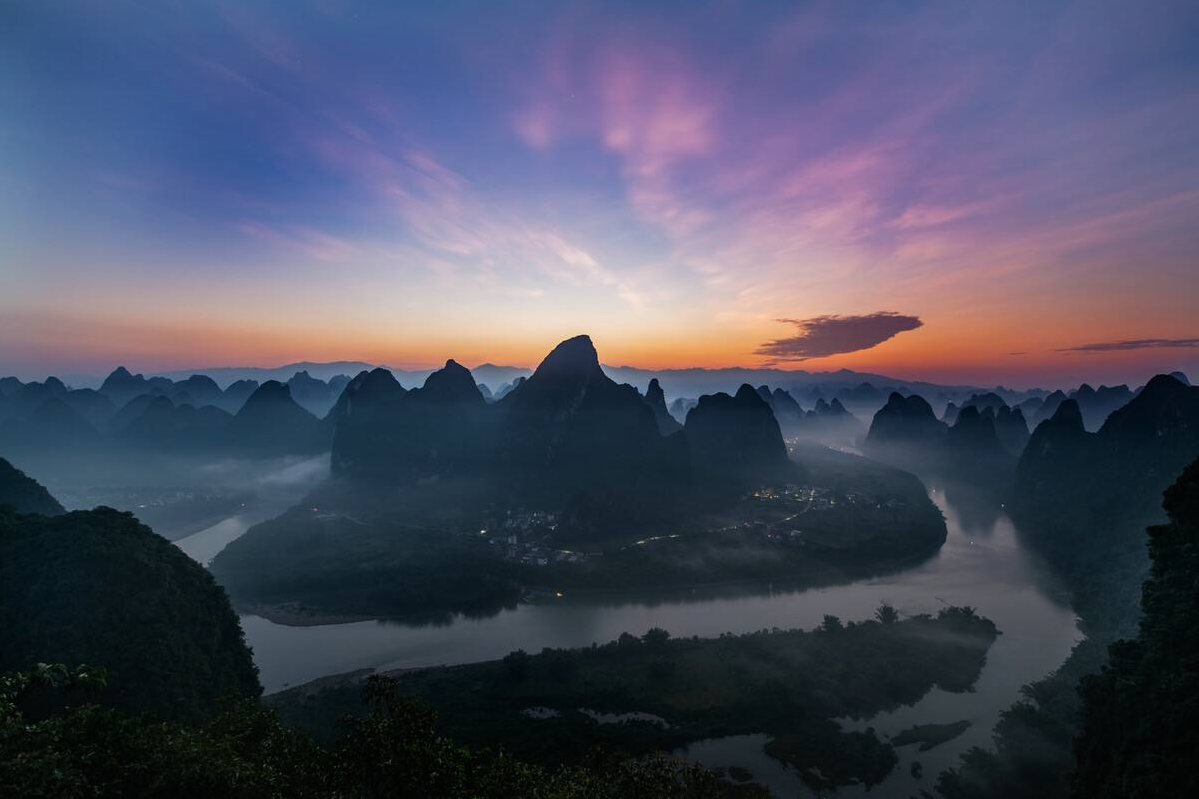 相公山,烟雨蒙蒙,群峰间云雾缭绕,宛如水墨画卷,令人浮想联翩|相公山